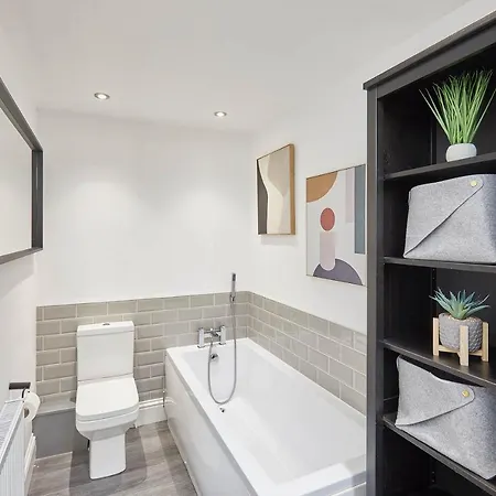Host & - The Milton Apartment